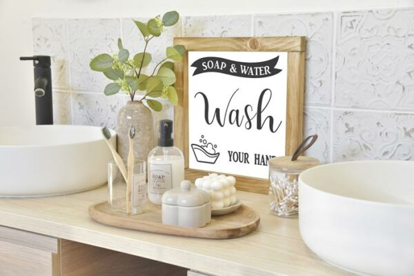 Les cadres Farmhouse faits main de COSYHOME à personnaliser. Ici "Wash your hands" pour décorer la salle de bain