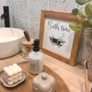 Les cadres Farmhouse faits main de COSYHOME à personnaliser. Ici "Bath Time" pour saluer l'heure du bain