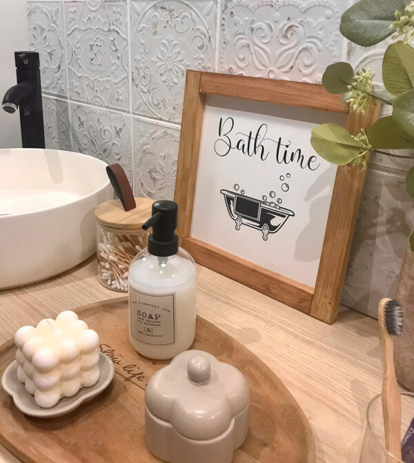 Les cadres Farmhouse faits main de COSYHOME à personnaliser. Ici "Bath Time" pour saluer l'heure du bain