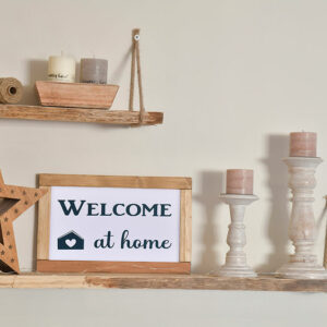 Les cadres Farmhouse faits main de COSYHOME à personnaliser. Ici un message de bienvenue à la maison