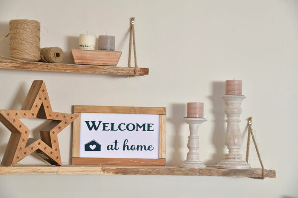 Les cadres Farmhouse faits main de COSYHOME à personnaliser. Ici un message de bienvenue à la maison