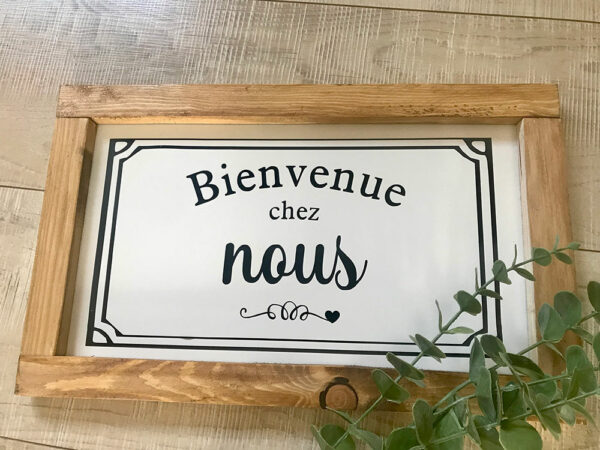 Les cadres Farmhouse faits main de COSYHOME à personnaliser. Ici un chaleureux "Bienvenue chez nous"