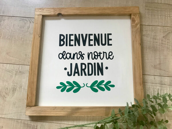 Les cadres Farmhouse faits main de COSYHOME à personnaliser. Ici "Bienvenue dans notre jardin" pour la partie jardin