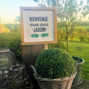 Les cadres Farmhouse faits main de COSYHOME à personnaliser. Ici "Bienvenue dans notre jardin" pour le jardin