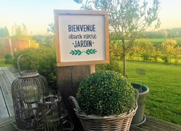 Les cadres Farmhouse faits main de COSYHOME à personnaliser. Ici "Bienvenue dans notre jardin" pour le jardin