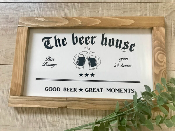 Les cadres faits main Farmhouse de COSYHOME à personnaliser. Ici "The Beer house" pour décorer le bar