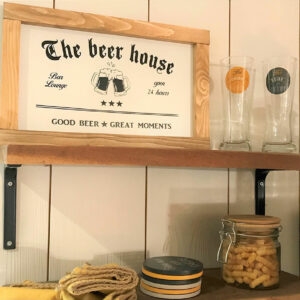 Les cadres faits main Farmhouse de COSYHOME à personnaliser. Ici "The Beer house" pour le bar