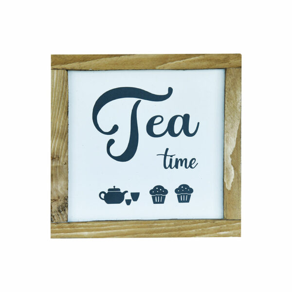 Les cadres faits main Farmhouse de COSYHOME à personnaliser. Ici "Tea Time" posé sur le mur de la cuisine