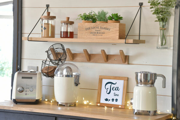 Les cadres faits main Farmhouse de COSYHOME à personnaliser. Ici "Tea Time" posé dans la cuisine