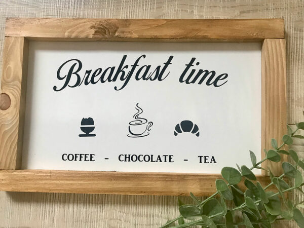 Les cadres Farmhouse faits main de COSYHOME à personnaliser. Ici "Breakfast Time" posé sur un mur de la cuisine