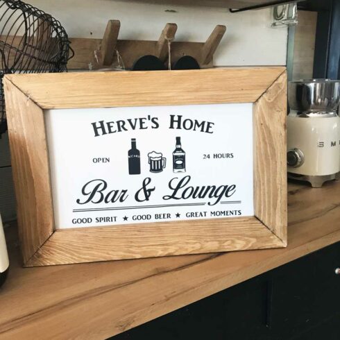 Les cadres faits main de COSYHOME à personnaliser ici le bar d'Hervé